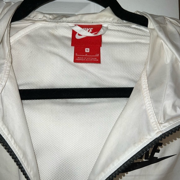 Women’s Nike Windbreaker - Picture 5 of 8